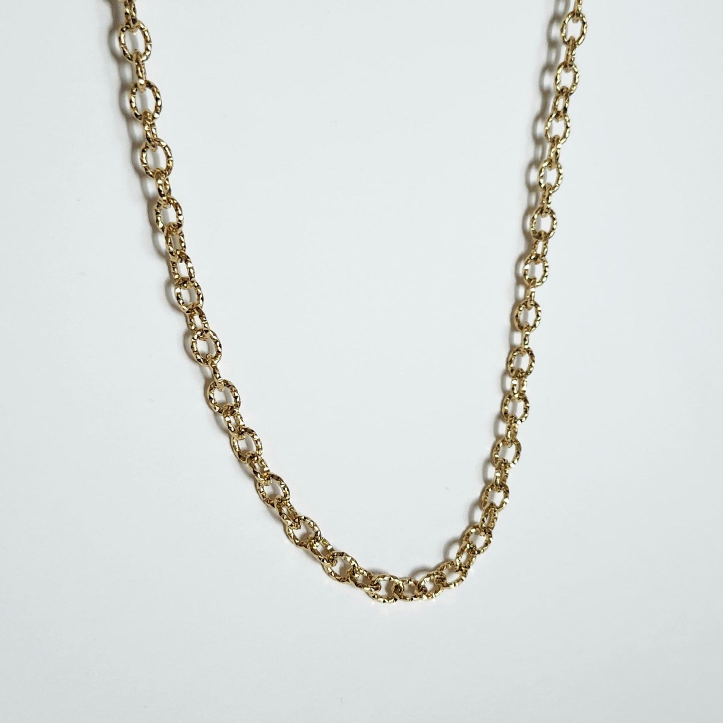 Collier chaîne à charms martelé