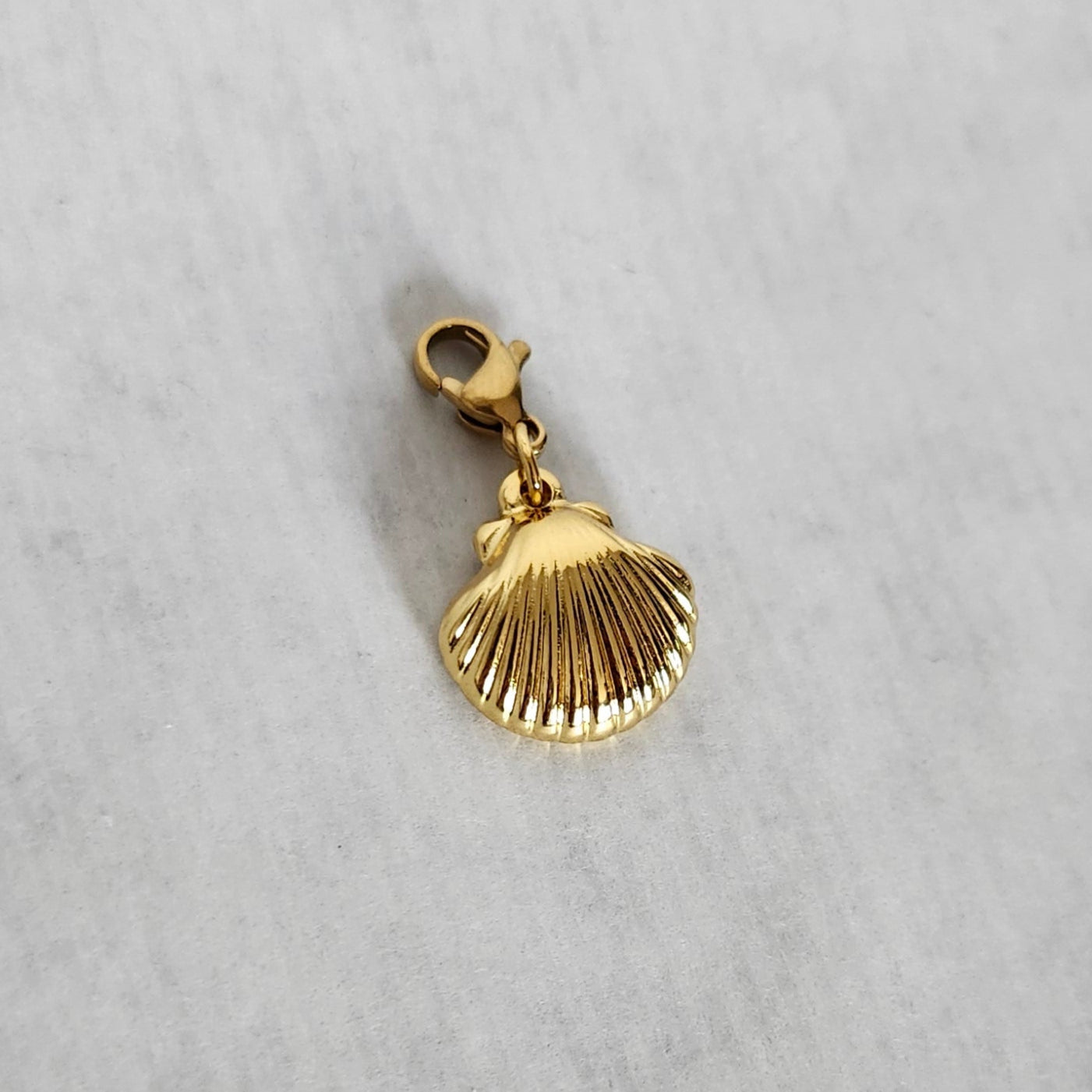 Charms coquillage doré