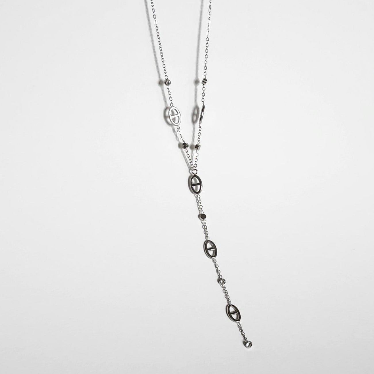 Collier orbe cravate