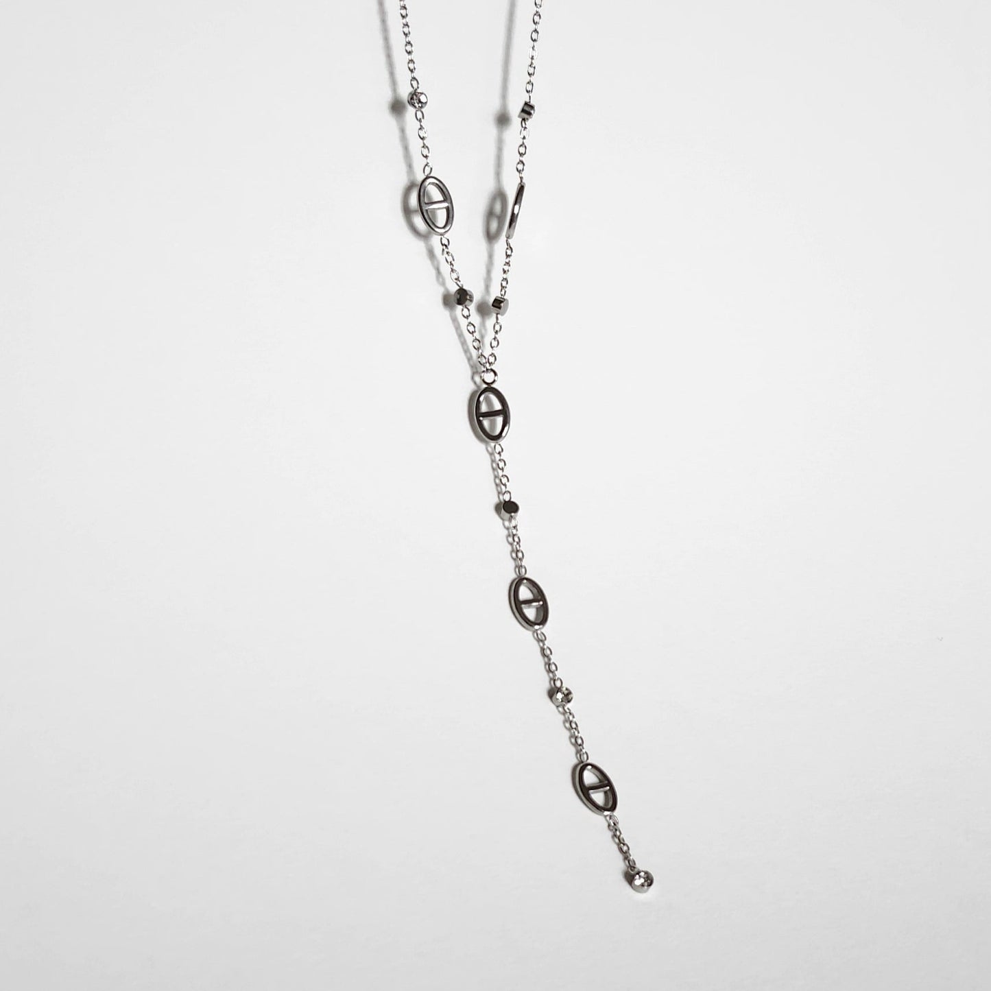 Collier orbe cravate