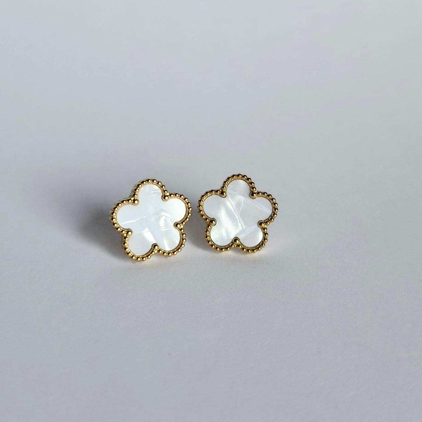 Boucle d'oreille fleur blanche