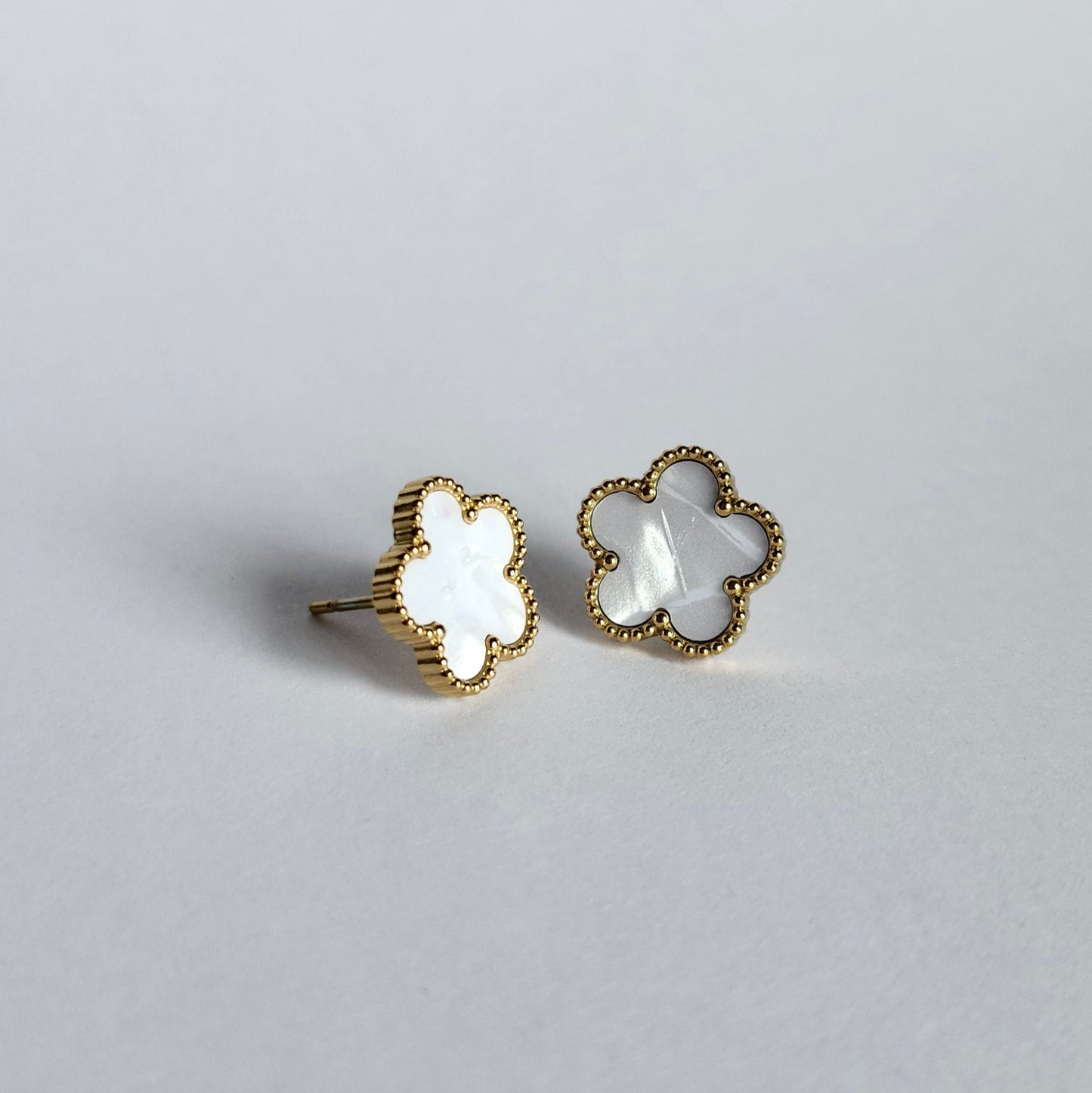 Boucle d'oreille fleur blanche