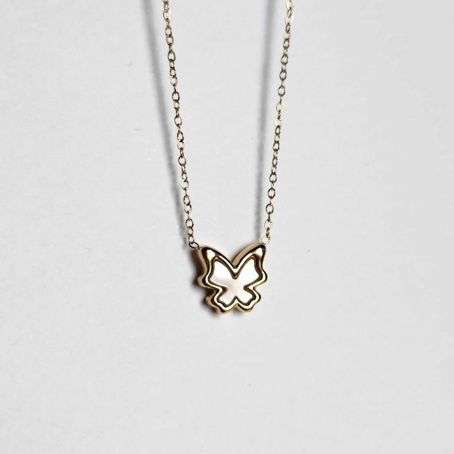 Collier fin papillon
