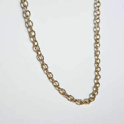 Collier chaîne à charms martelé