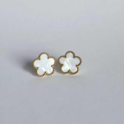 Boucle d'oreille fleur blanche