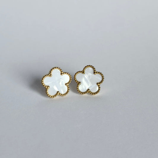 Boucle d'oreille fleur blanche