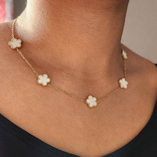 Collier fleur blanche