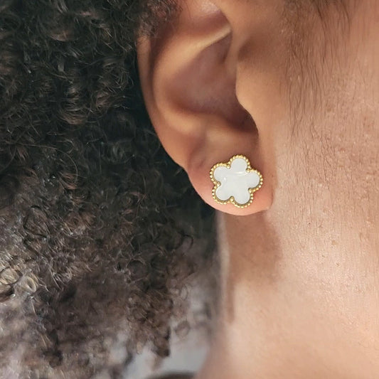 Boucle d'oreille fleur blanche