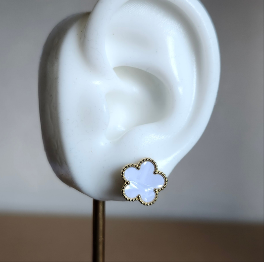 Boucle d'oreille fleur blanche