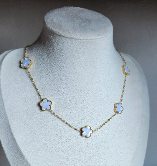 Collier fleur blanche