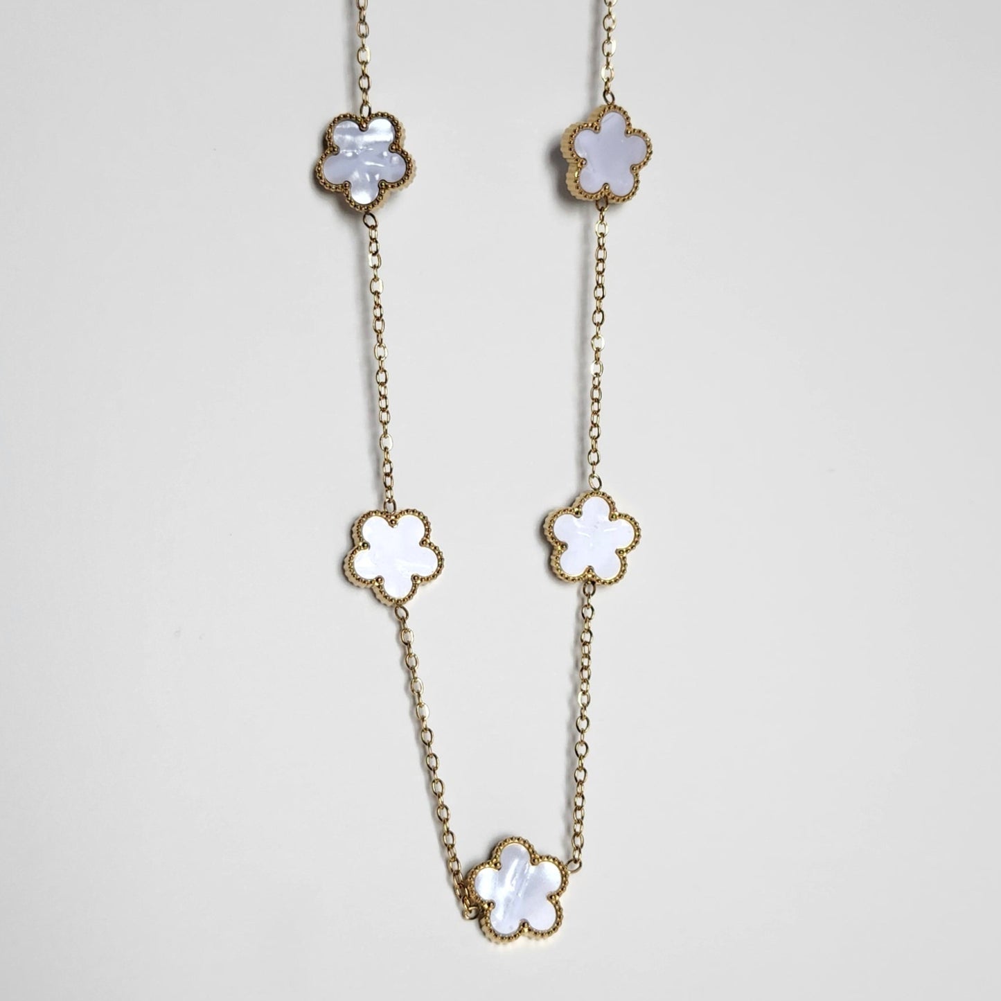 Collier fleur blanche