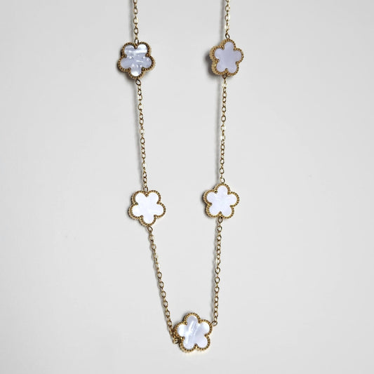 Collier fleur blanche